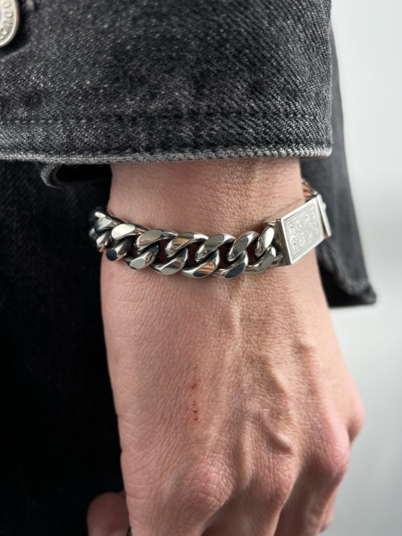 Antidote Buyers Club / Engraved Box Crasp Bracelet